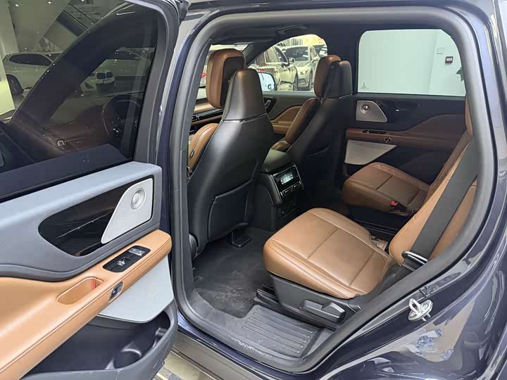 Фото 8 - Lincoln Aviator