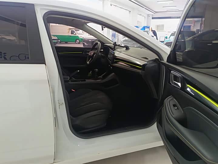 Фото 8 - Roewe i5