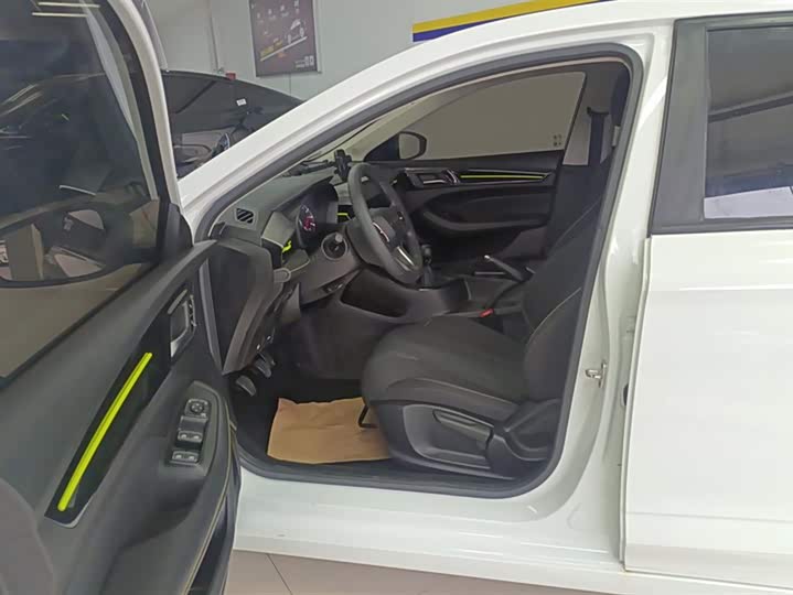 Фото 9 - Roewe i5