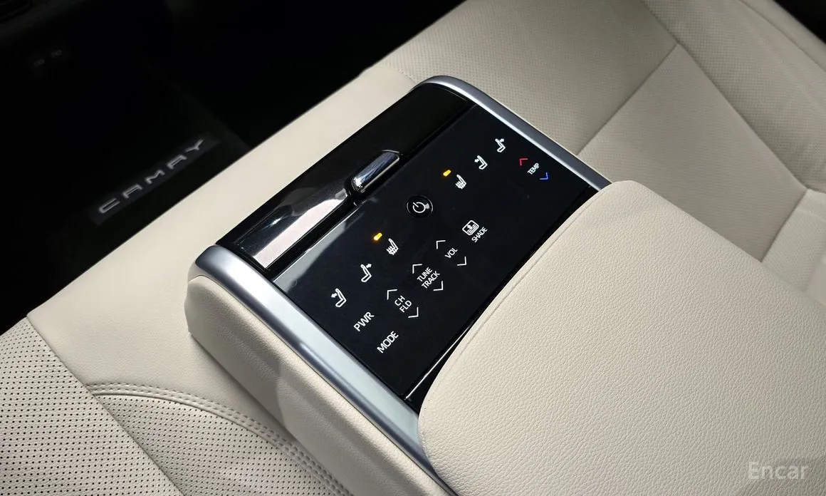 Фото 19 - Toyota Camry