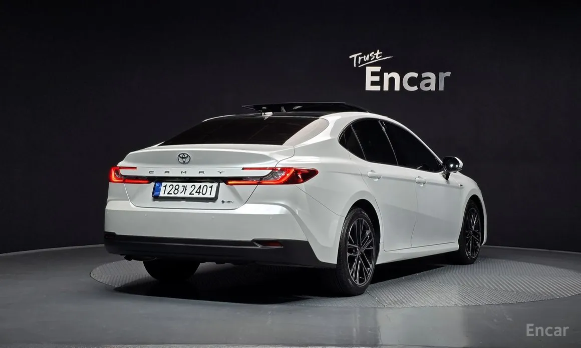 Фото 2 - Toyota Camry