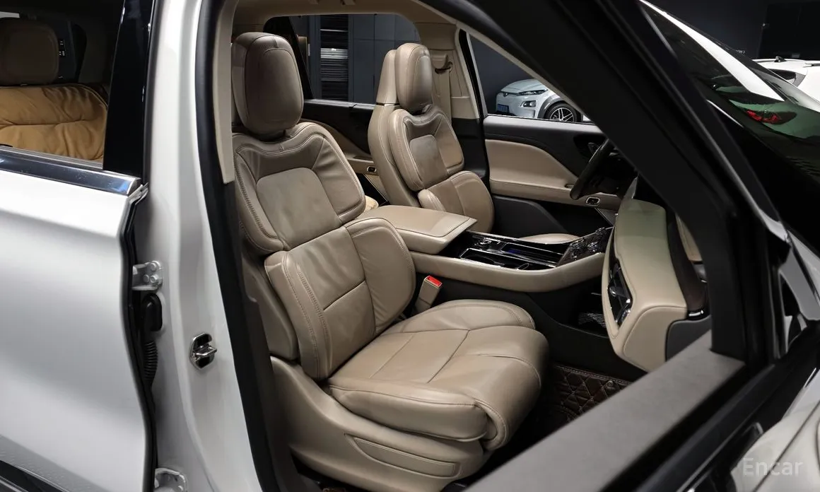 Фото 10 - Lincoln Aviator