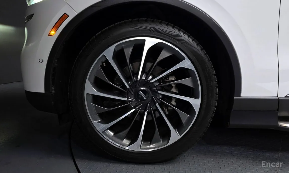 Фото 5 - Lincoln Aviator