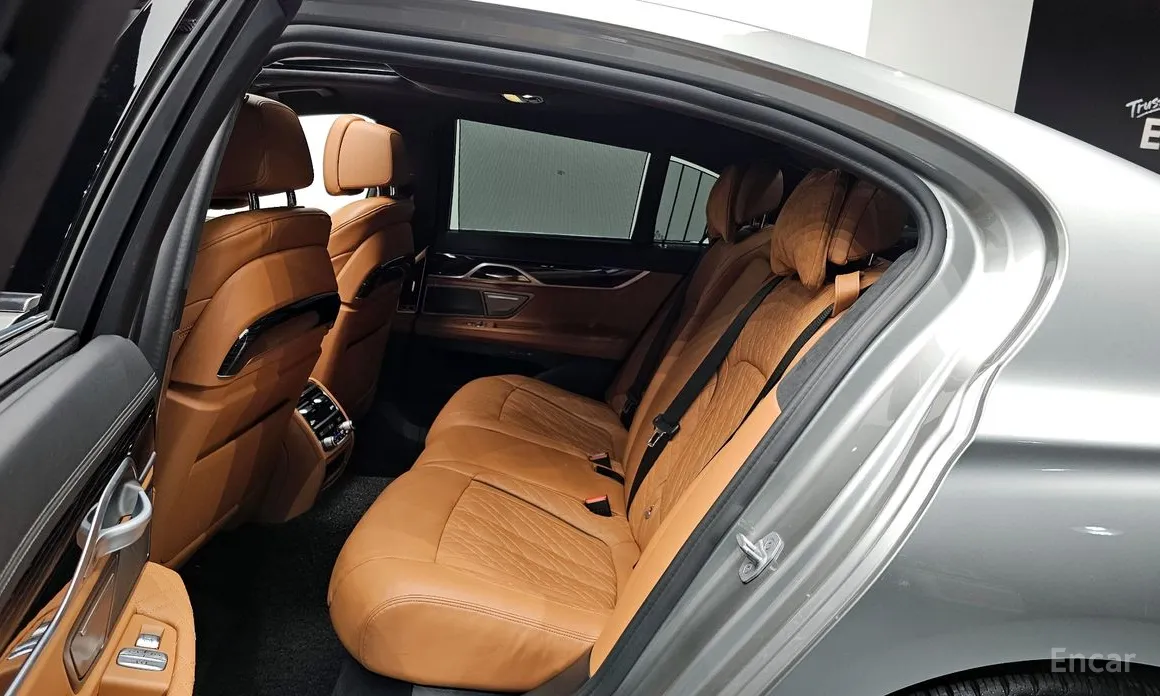 Фото 12 - BMW 7 Series