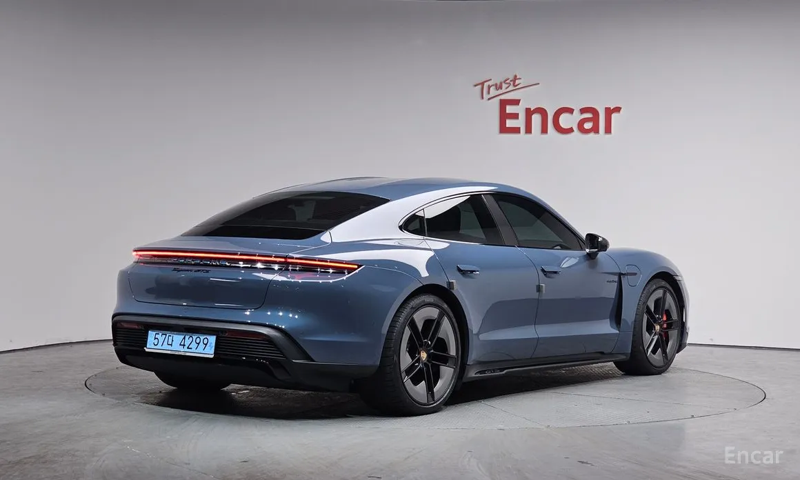 Фото 2 - Porsche Taycan