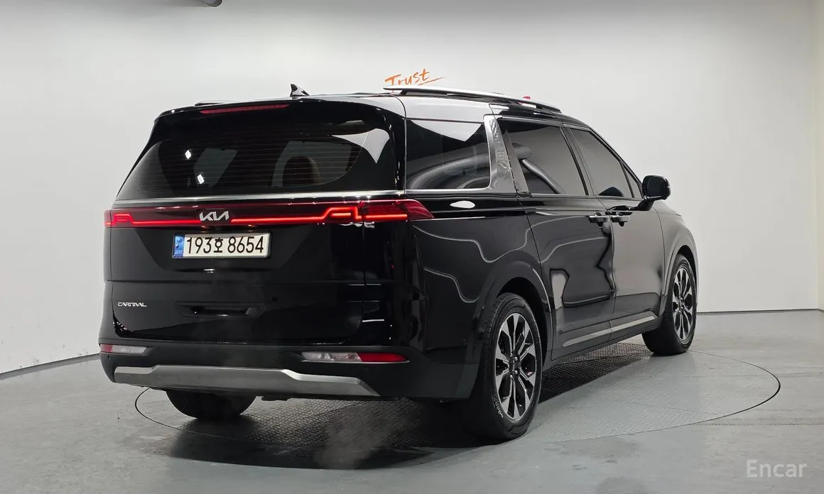 Photo 2 - Kia Carnival