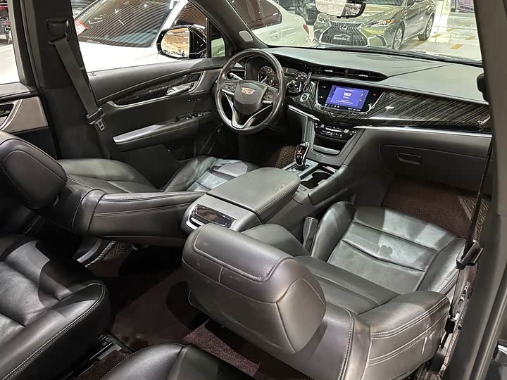 Фото 8 - Cadillac XT6