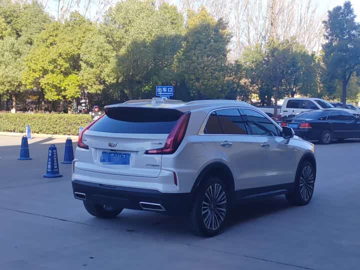 Фото 6 - Cadillac XT4