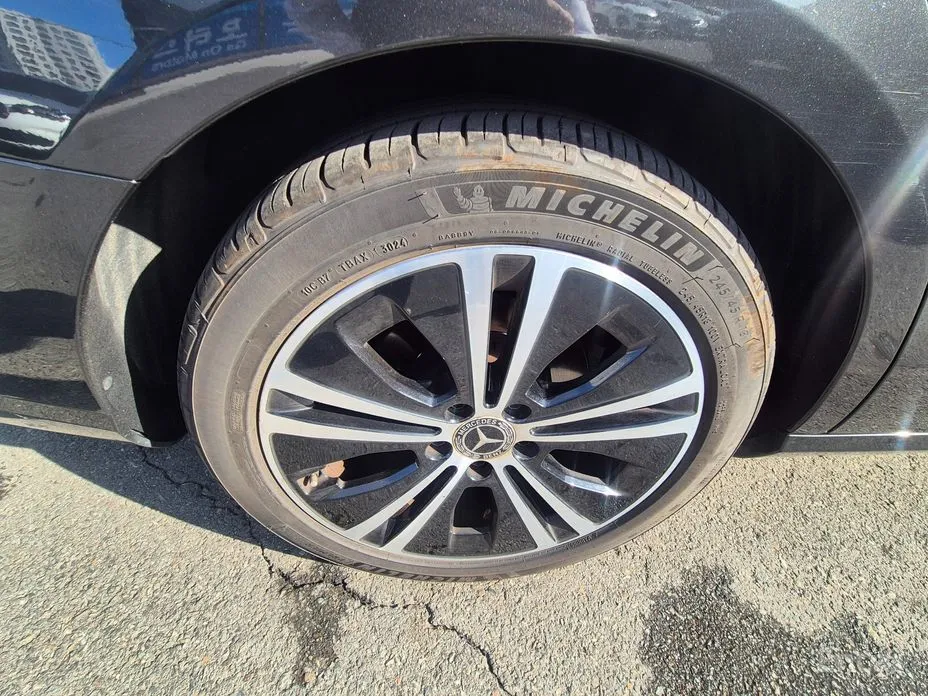 Фото 15 - Mercedes-Benz E-Class