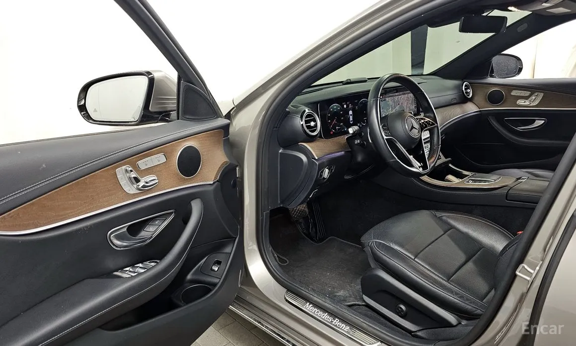 Фото 10 - Mercedes-Benz E-Class