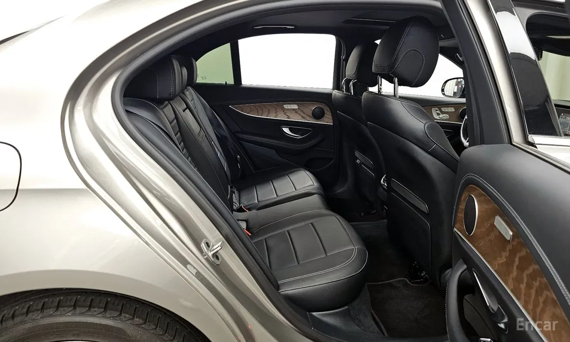 Фото 12 - Mercedes-Benz E-Class