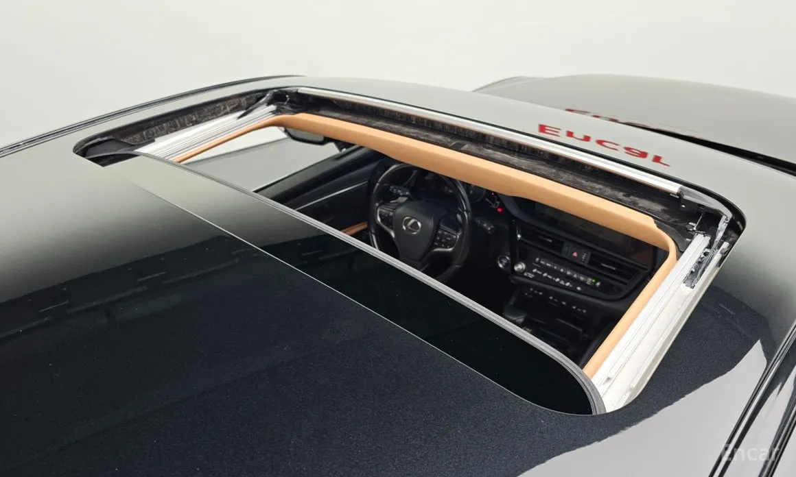 Фото 19 - Lexus ES