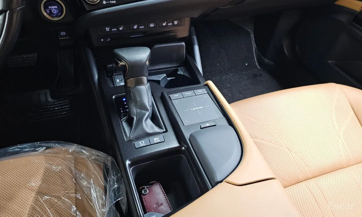 Фото 9 - Lexus ES