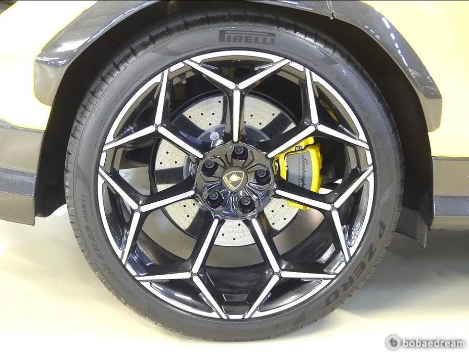 Фото 8 - Lamborghini Urus