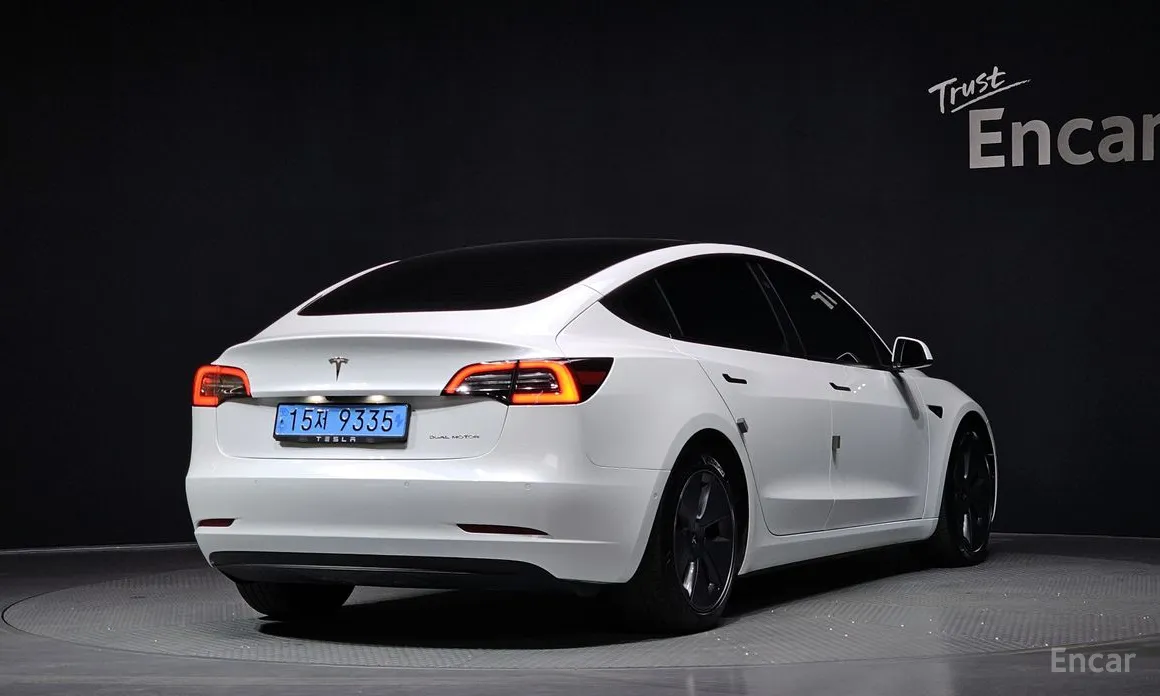 Фото 2 - Tesla Model 3