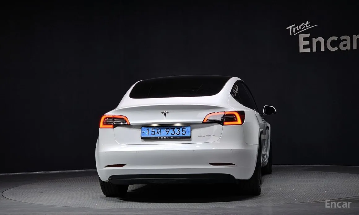 Фото 4 - Tesla Model 3