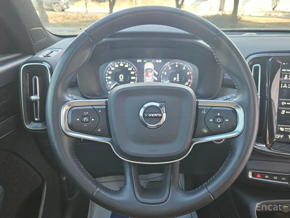 Фото 17 - Volvo XC40