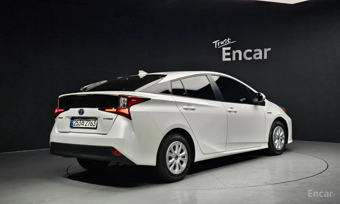 Фото 2 - Toyota Prius