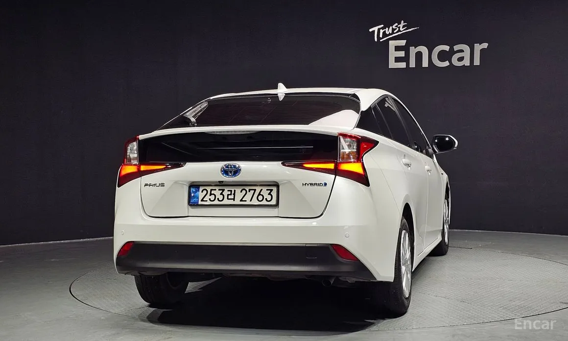 Фото 4 - Toyota Prius