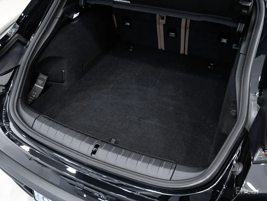 Фото 14 - Porsche Taycan