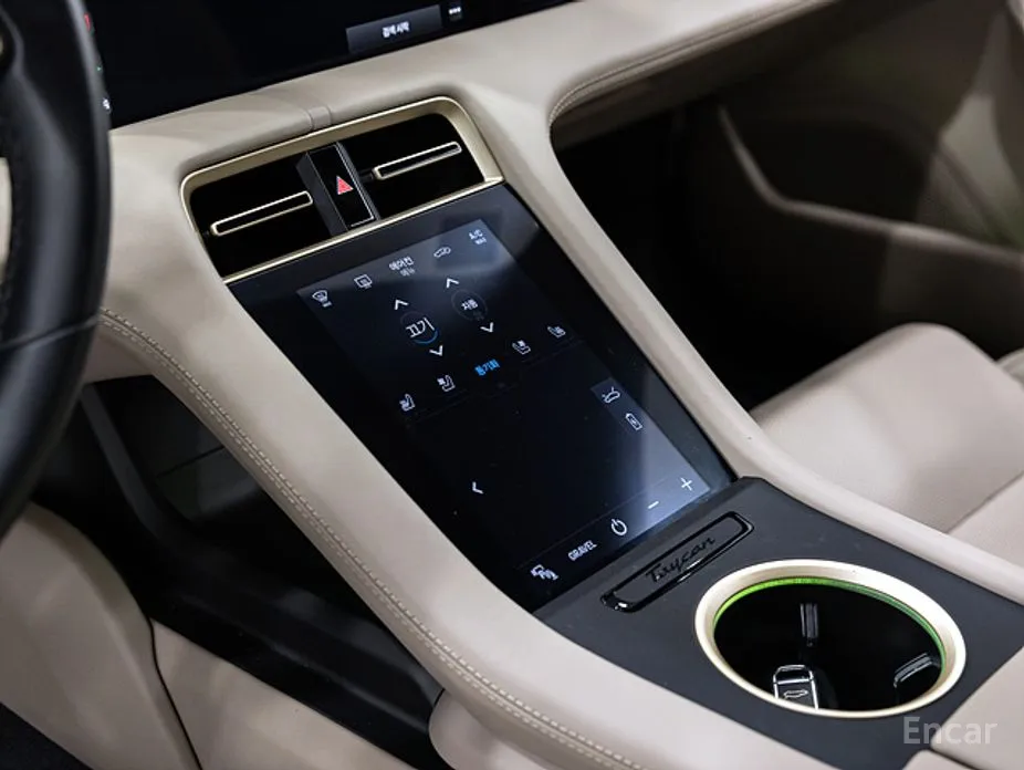 Фото 18 - Porsche Taycan