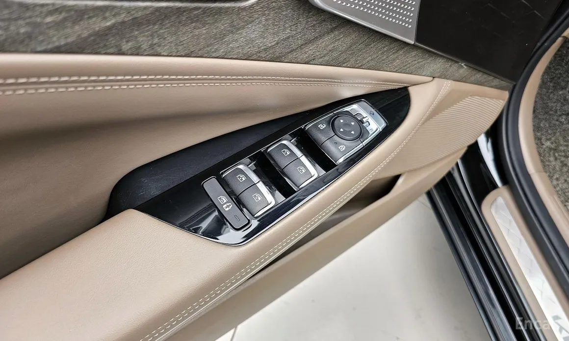 Photo 17 - Kia K8