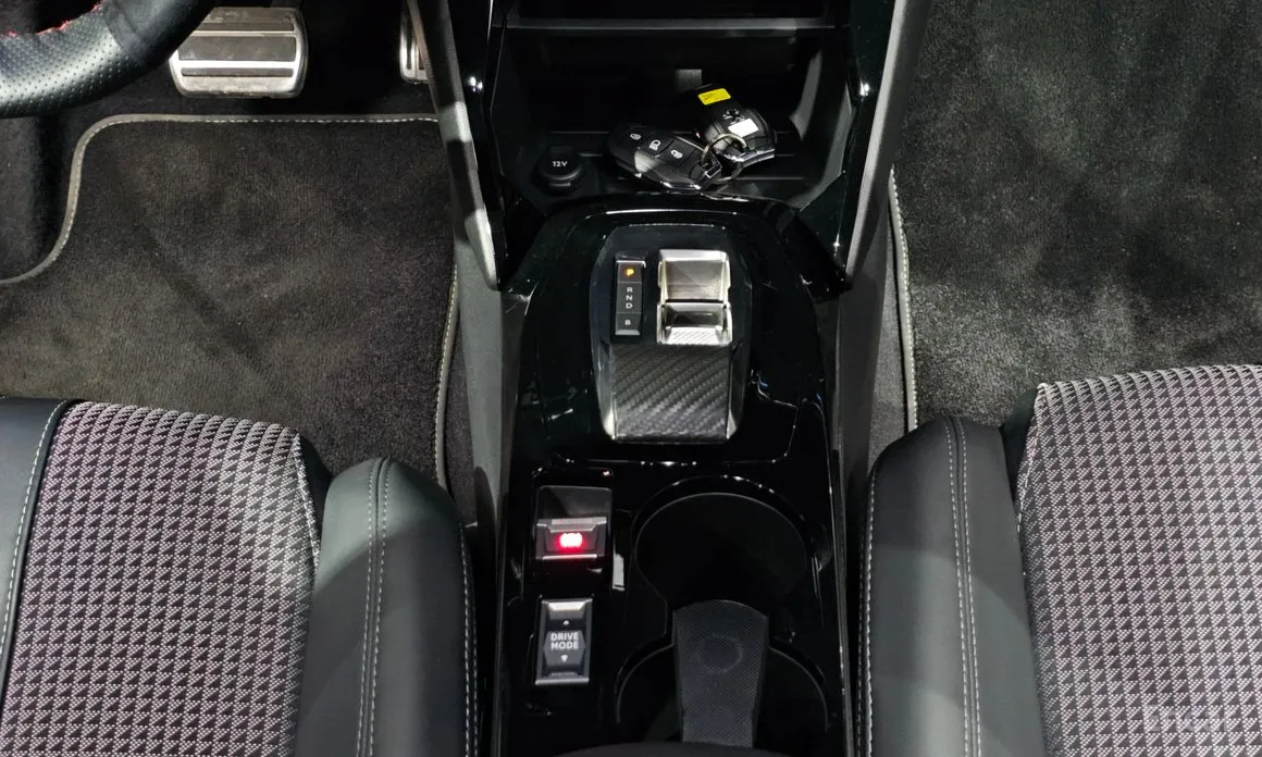 Фото 9 - Peugeot 208