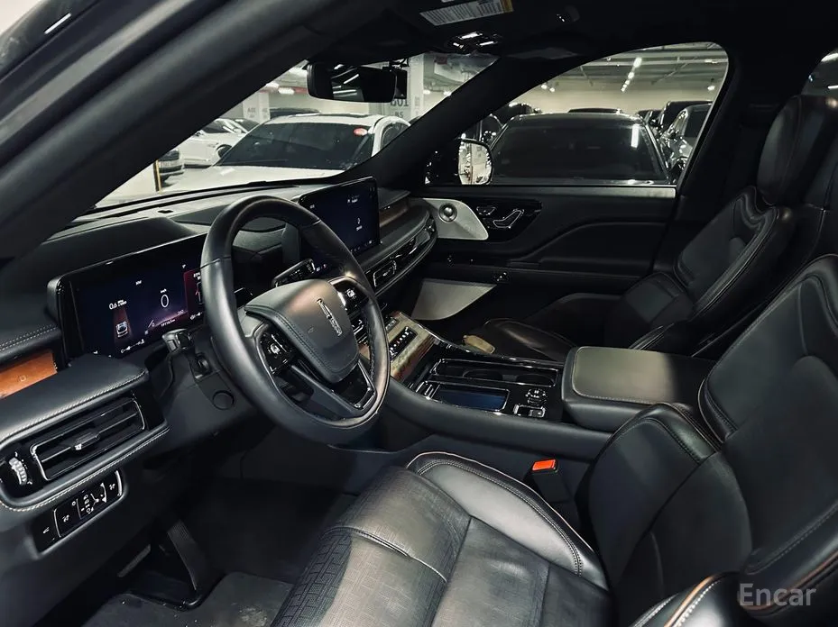 Photo 10 - Lincoln Aviator