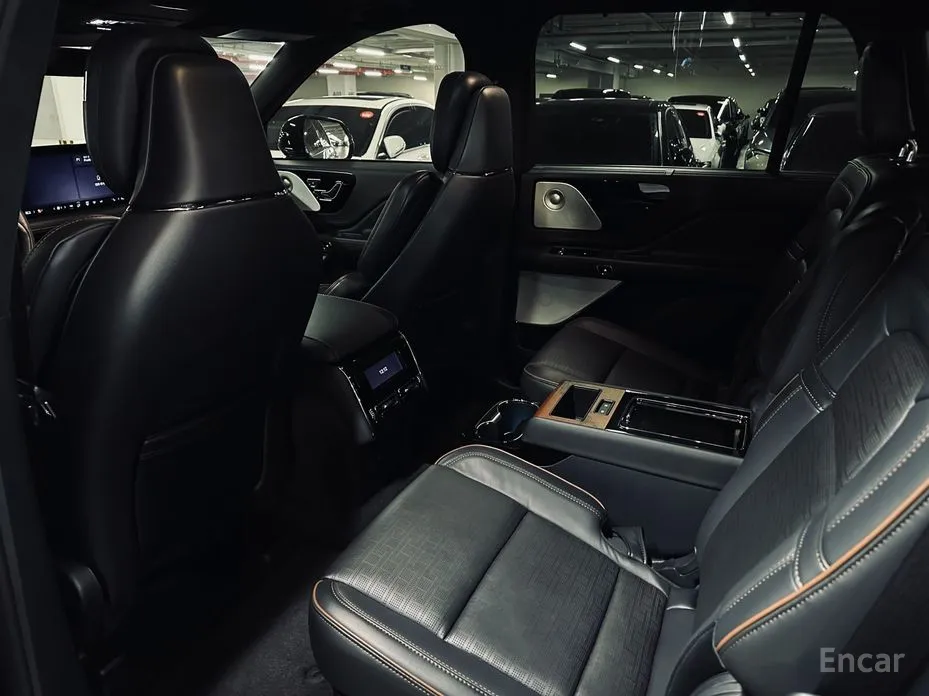 Photo 11 - Lincoln Aviator