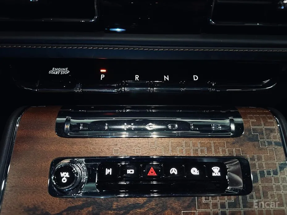 Photo 14 - Lincoln Aviator