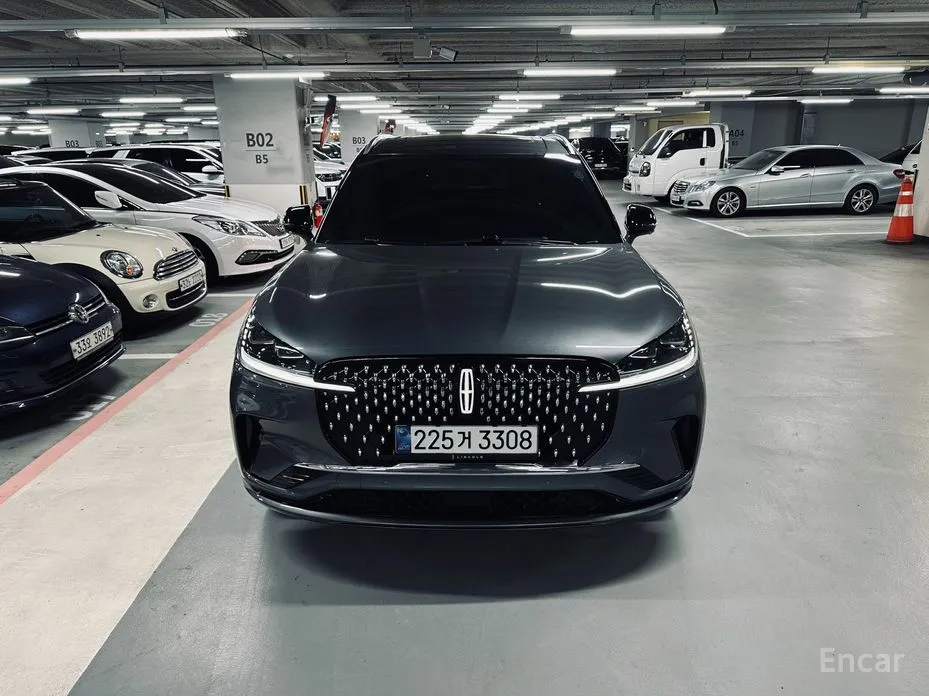 Photo 3 - Lincoln Aviator