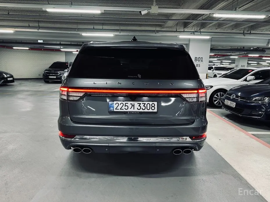 Photo 4 - Lincoln Aviator