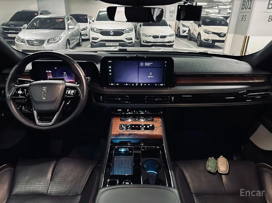 Photo 7 - Lincoln Aviator