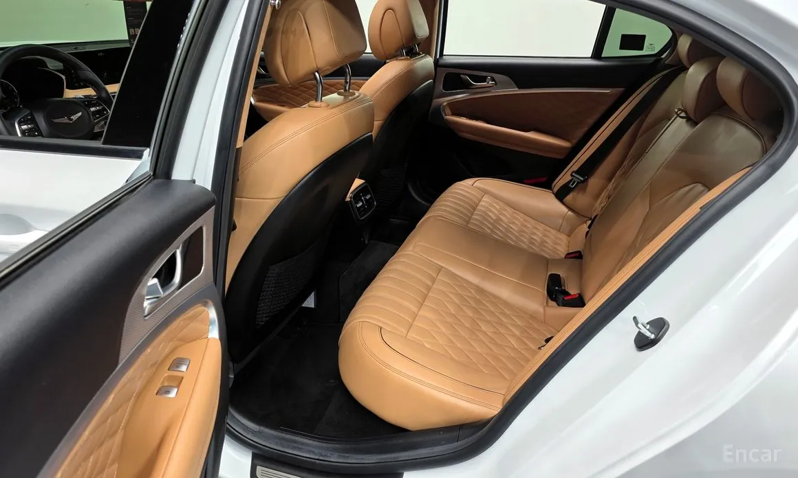 Фото 12 - Genesis G70