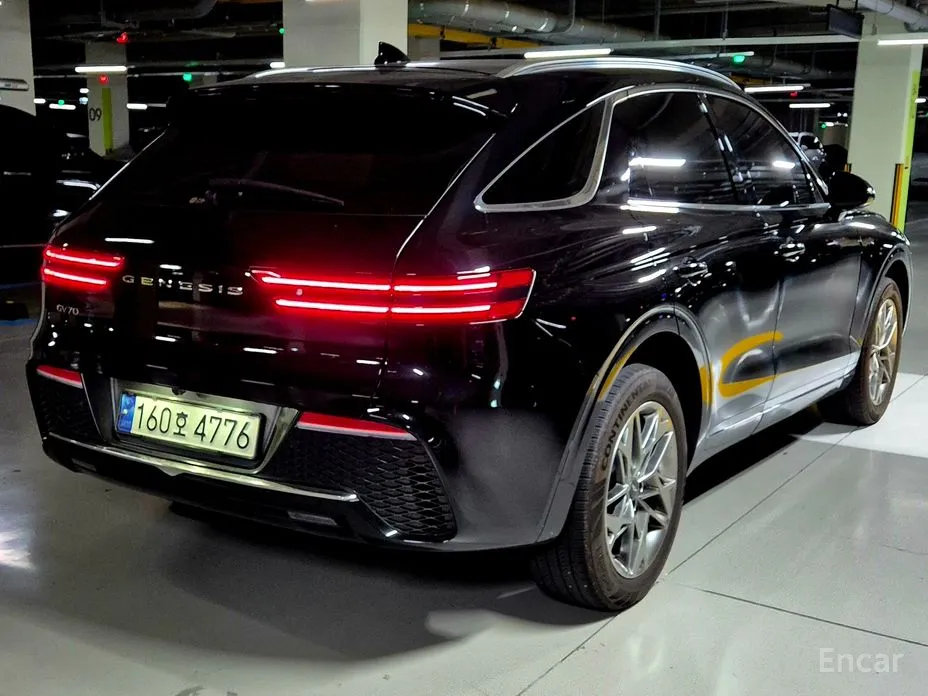 Фото 2 - Genesis GV70
