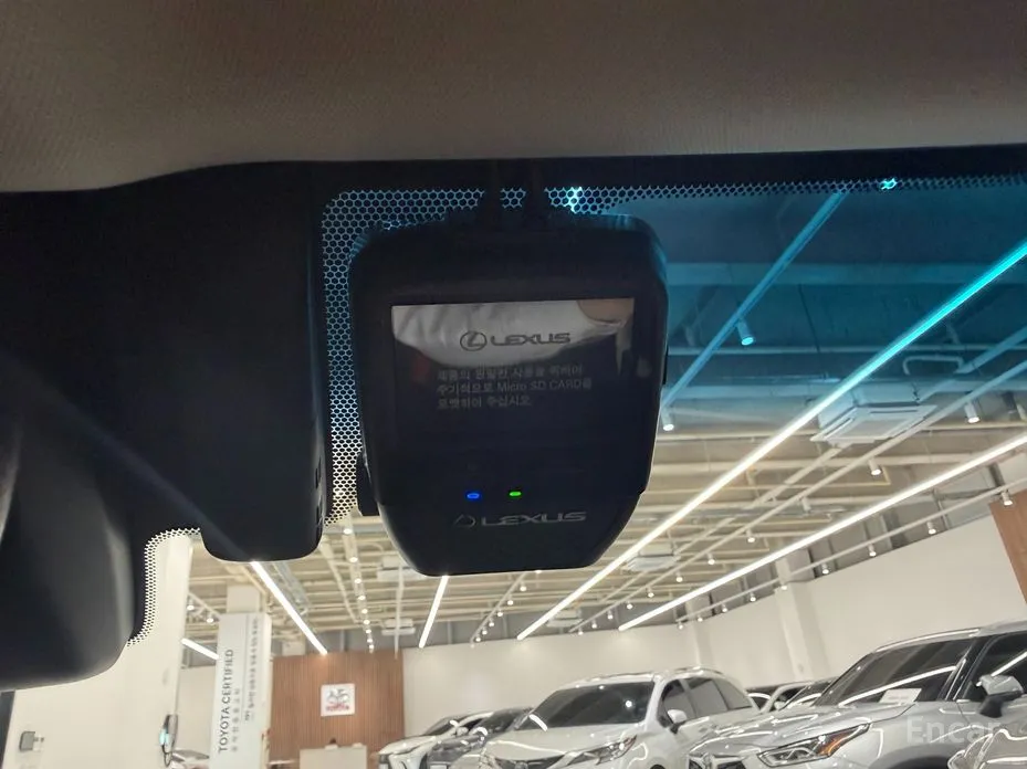 Фото 16 - Lexus ES