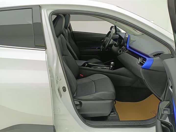 Фото 8 - Toyota C-HR