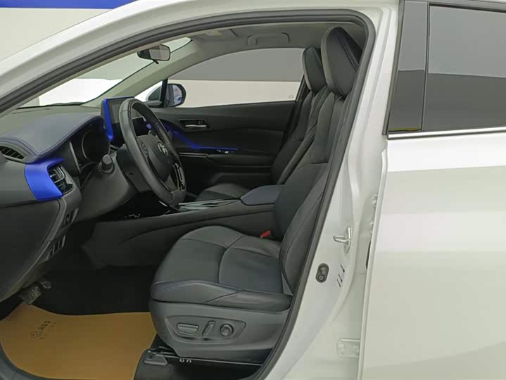 Фото 9 - Toyota C-HR