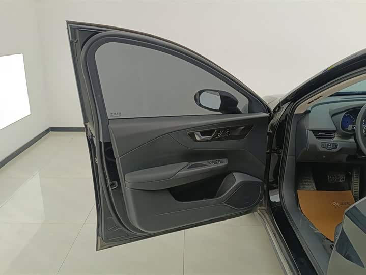 Фото 7 - Hongqi E-QM5