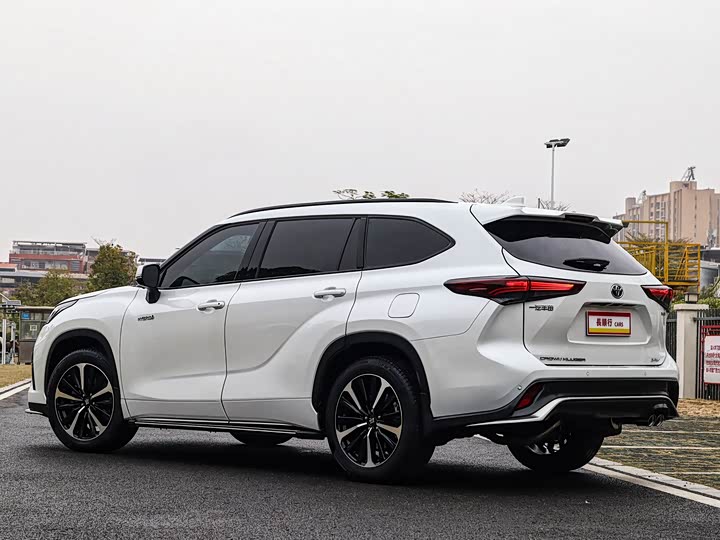 Фото 4 - Toyota Crown Kluger