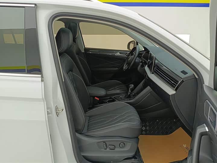 Фото 8 - Volkswagen Tiguan L Pro