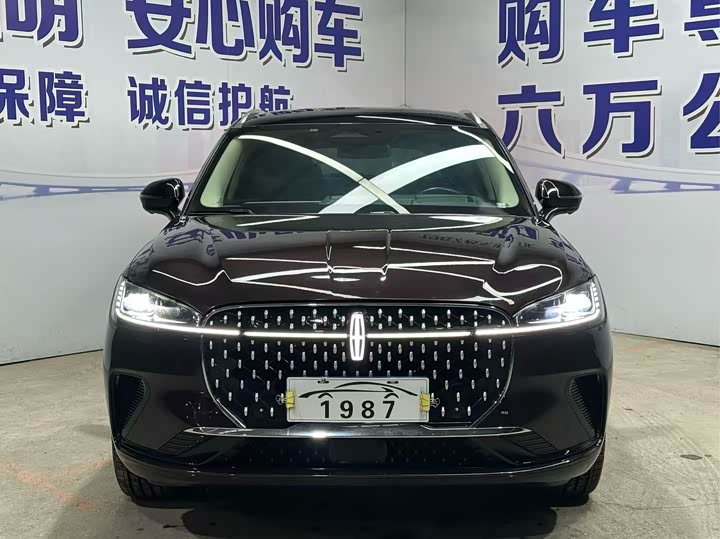 Фото 2 - Lincoln Corsair