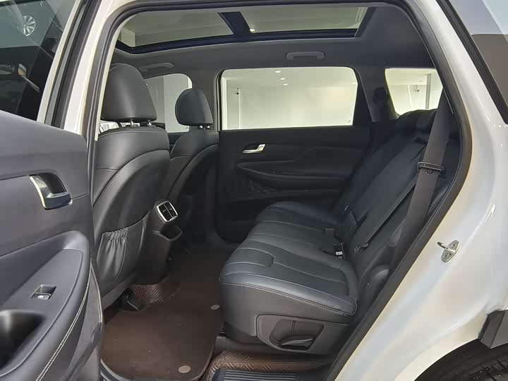 Фото 9 - Hyundai Santa Fe
