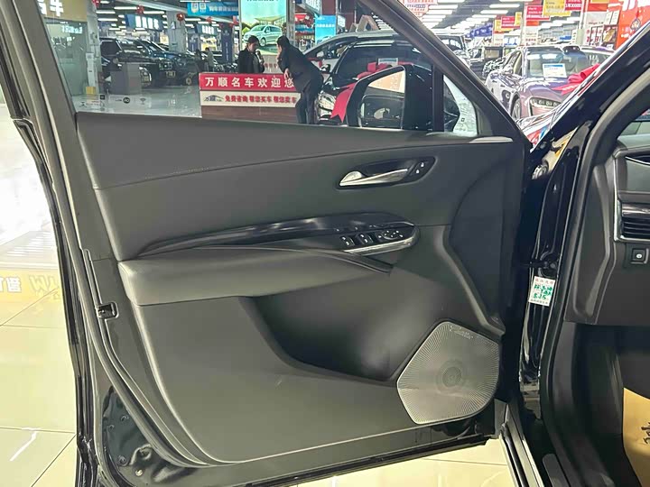 Фото 7 - Cadillac XT4