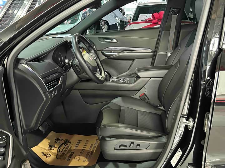 Фото 8 - Cadillac XT4