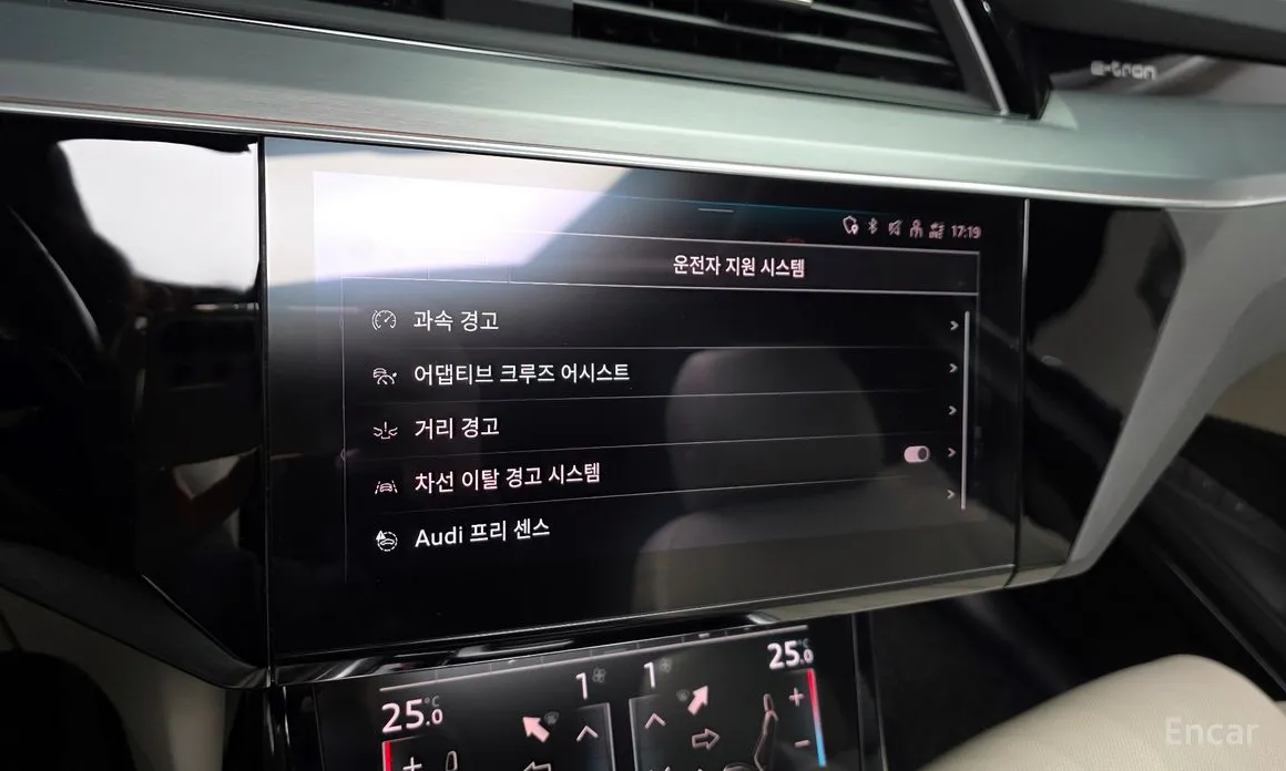 Фото 16 - Audi e-tron