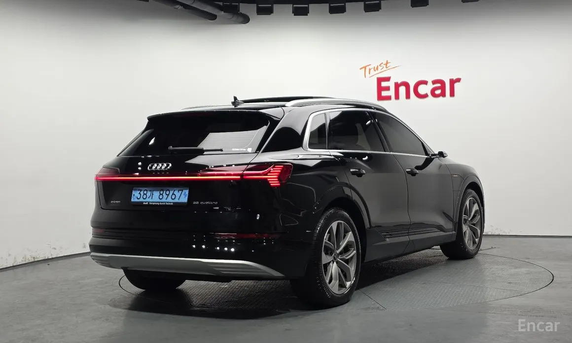 Фото 2 - Audi e-tron