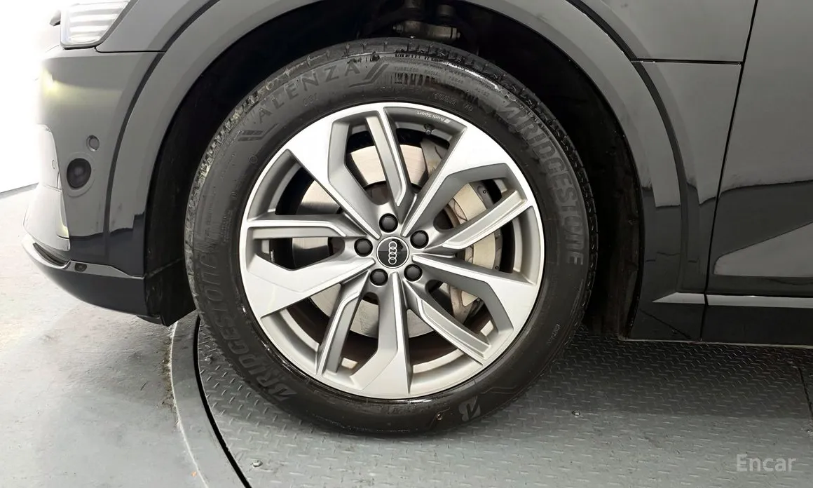 Фото 5 - Audi e-tron