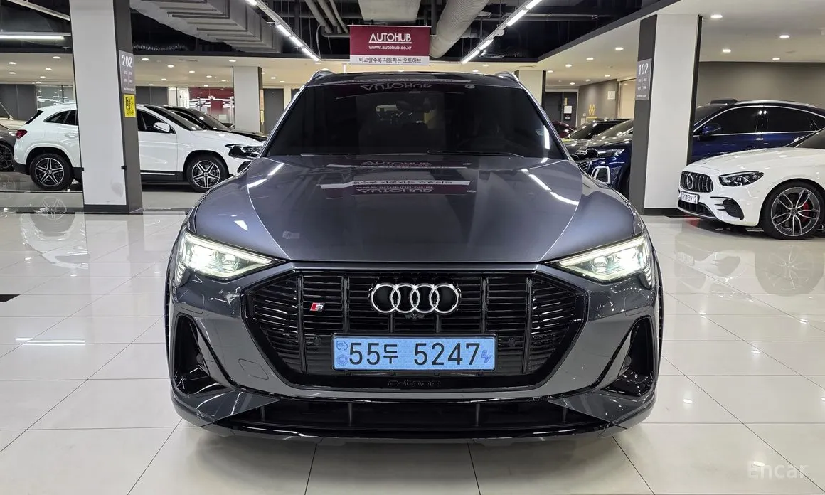 Фото 2 - Audi e-tron