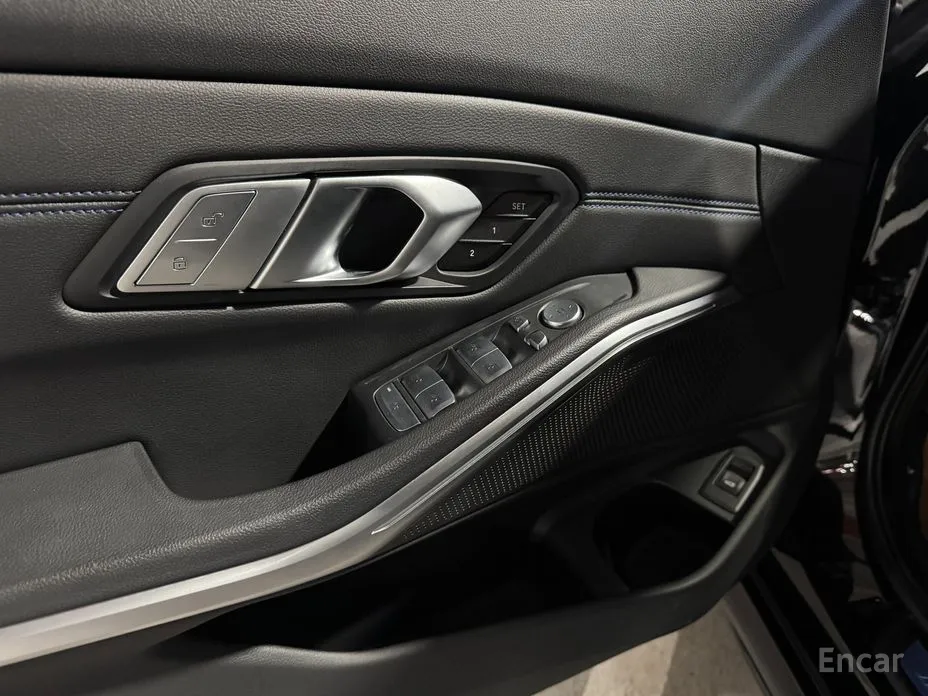 Photo 20 - BMW 3 Series